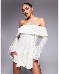 Murci - Exclusivité - - robe courte ajustée puis évasée en dentelle avec encolure bardot et jupe à godets - crème - Lyst