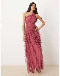 LACE & BEADS - L'invitée - robe longue asymétrique en tulle à volants en cascade - orchidée - Lyst