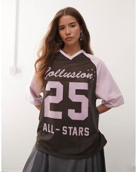 Collusion - Top en airtex avec col v et numéro style sport imprimé - marron/rose - Lyst