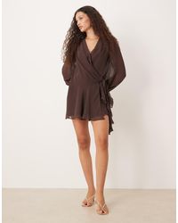 Abercrombie & Fitch - Mini Jurk Met Lange Mouwen, Diepuitgesneden Halslijn En Overslag Aan De Voorkant Bruin - Lyst