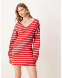 ASOS - Vestito T-Shirt Corto A Maniche Lunghe Rosso A Righe Con Scollo A V Sul Davanti - Lyst
