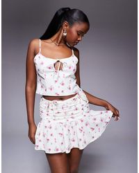 Missy Empire - Top Blanco De Tirantes Con Estampado Floral Y Lazada Delantera De Missy Empire (Parte De Un Conjunto) - Lyst