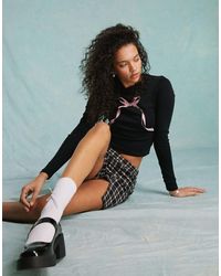 Miss Selfridge - Maglietta a maniche lunghe nera con grafica di fiocco - Lyst
