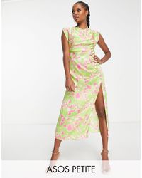 ASOS - Asos design petite - robe mi-longue satinée froncée sur le côté à mancherons et imprimé fleurs - vert - Lyst