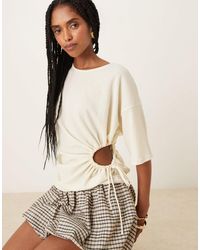 ASOS - T-shirt texturé avec découpe - ivoire - Lyst