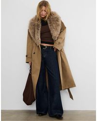 Stradivarius - Trench-coat long et matelassé avec détail en fausse fourrure - beige - Lyst
