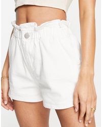 Glamorous – lässige shorts mit hoher taille und geschlitztem saum aus em denim - Weiß