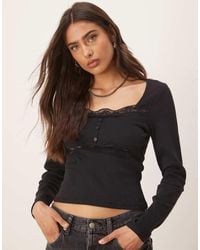 ASOS - Geribbelde Top Met Lange Mouwen, Kant En Knoopdetail - Lyst