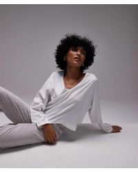 Mango - Pijama De Top Blanco De Manga Larga Con Cuello De Pico De Algodón Y Pantalones Blanco Y A Rayas De Sirsaca De - Lyst
