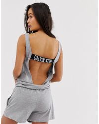 Calvin Klein Kurz geschnittener Strand-Jumpsuit mit rckseitigem U-Ausschnitt - Grau