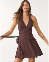 Stradivarius - – kurzes, fließendes neckholder-kleid - Lyst