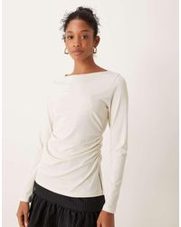 Abercrombie & Fitch - Top A Maniche Lunghe Crema Con Scollo A Barchetta - Lyst