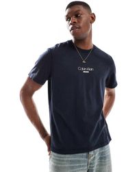 Calvin Klein - Camiseta Azul Marino Con Logo Pequeño En La Parte Central Del Pecho De - Lyst
