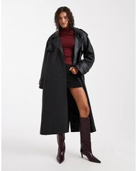 Miss Selfridge - Gabardina Negra De Cuero Sintético Efecto Cuarteado De - Lyst