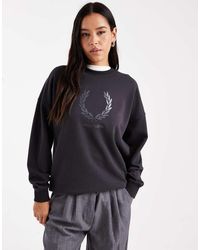 Fred Perry - Sudadera Gris Oscuro Con Logo Y Purpurina De - Lyst