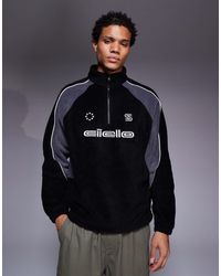 ASOS - Sweat décontracté imprimé sur la poitrine en polaire avec col cheminée zippé et empiècements contrastants - Lyst