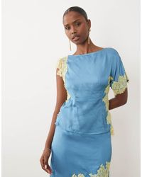 Never Fully Dressed - Kira Satijnen Top Met Asymmetrische Hals, Korte Mouwen En Kantdetail - Lyst