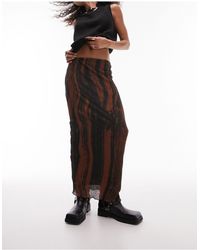 TOPSHOP - Falda midi color teja con estampado lineal ondulado y textura plisada - Lyst