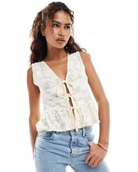 Miss Selfridge - Top sans manches en dentelle avec liens noués à l'avant - beige clair - Lyst