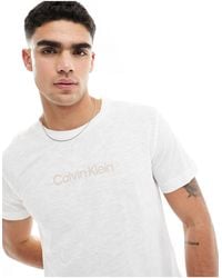 Calvin Klein - Camiseta blanca con cuello redondo y logo lifestyle - Lyst