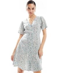 ONLY - Vestido Corto Verde Salvia Con Estampado Floral, Cuello De Pico Y Lazada En La Cintura De - Lyst