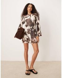 ASOS - – langärmliges, plissiertes minikleid mit kuhfleckenmuster und flügelärmeln - Lyst