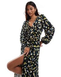 Vila - Robe longue à col v et manches bouffantes - imprimé feuilles es abstraites - Lyst