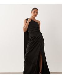 TFNC London - Tfnc Bruidsmeisjes Petite Satijnen Maxi Jurk Met Blote Schouder, Gedrapeerde Achterkant En Split - Lyst