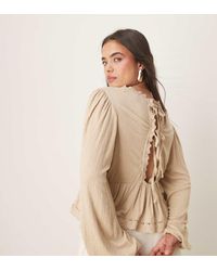ASOS - Top De Manga Larga Con Lazada En La Espalda Y Bajo Bordado De Tejido Rugoso De Asos Design Curve-Neutro - Lyst