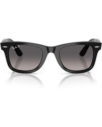 Ray-Ban - Zonnebril Rb4340 601/m3 Wayfarer Ease Zwart/grijs Gradiënt Unisex Gepolariseerd - Lyst