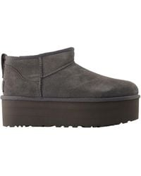 UGG - Klassische Ultra Mini-Plateau-Stiefeletten aus -Leder in Grau - Lyst