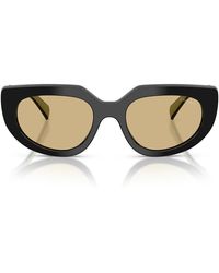 Prada - Zonnebril Prd02 S 03 K10 R Zwart/geel Dames - Lyst