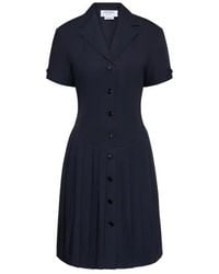 Thom Browne - Vestido plisado con cuello de solapa y manga corta tipo bermuda en traje de algodón sin arrugas - Lyst
