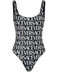 Versace - Bañador de una pieza con logo en toda la prenda - Lyst