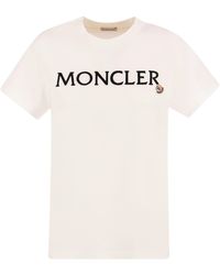 Moncler - T -Shirt mit bestickten Logo - Lyst