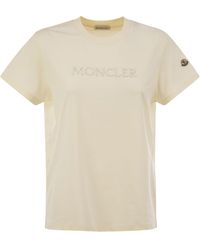 Moncler - Katoenen T -shirt Met Toon Op Een Toongeborduurd Logo - Lyst