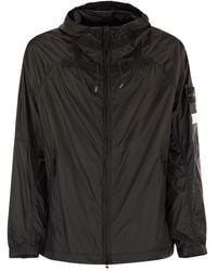 Stone Island - Lightweight Hooded Jacket With Anti-Drip And Reflective Details - Lyst