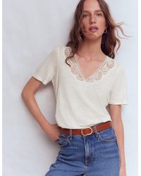 Boden - Tara Lace Trim Linen T-Shirt - Lyst