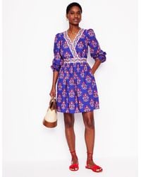 Boden - Mya Kurzes Baumwollkleid-Leuchtendes Blau, Wildblumenstempel - Lyst