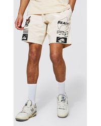 BoohooMAN Tall Slim-Fit Chino-Shorts mit Print - Natur
