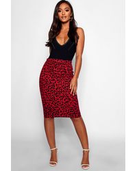 Boohoo Womens Petite Midirock mit Leoparden-Print - Rot