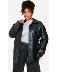 Boohoo - Gabardina Plus De Cuero Sintético Con Cinturón - Lyst