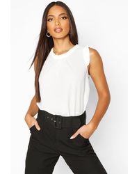 Boohoo Chemisier Sans Manches À Col Montant Et Volants - Blanc