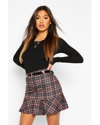 Boohoo Womens Karierter Minirock mit Rüschensaum und Lackleder-Gürtel - Schwarz