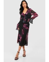 Boohoo - Vestido Petite Midaxi De Tela Fruncido Con Estampado De Flores Oscuras Y Volante - Lyst
