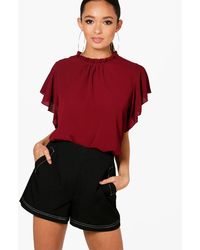 Boohoo Chemisier Tissé À Manches Et Col Volantés - Rouge