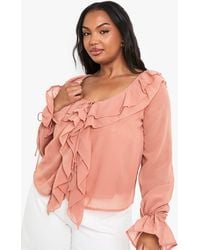 Boohoo - Blusa Plus De Chifón Estampada Con Volante Y Atadura - Lyst