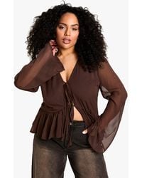 Boohoo - Blusa Plus Con Atadura Frontal Y Volante - Lyst