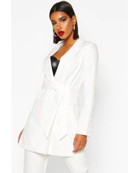 Boohoo Blazer Ceinturé À Manches Évasées Et Détail Boutonné - Blanc