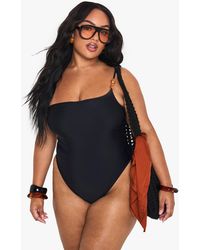 Boohoo - Bañador Plus Con Un Hombro Descubierto Y Estampado Efecto Resina Color Piedra - Lyst